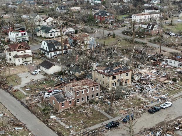 Una foto aérea hecha con un dron muestra la destrucción generalizada de hogares y negocios después de que los tornados se desplazaran por el área dejando destrucción y muerte en seis estados, en Mayfield, Kentucky, EE.UU.