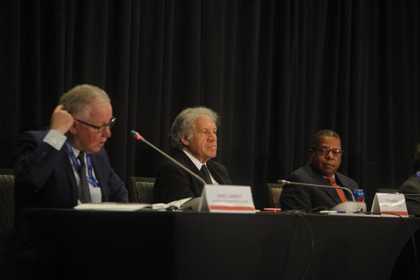 El secretario general de la Organización de los Estados Americanos (OEA), Luis Almagro (c), participa en el IX Foro de la Sociedad Civil hoy, en Los Ángeles (EEUU). 