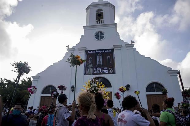 Varios promesantes participan de una procesión en honor a Santo Domingo de Guzmán, este sábado, en Managua, Nicaragua.