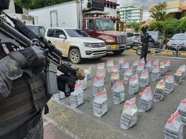 Arrestan a dos hombres y decomisan presumible cocaí­na en Santo Domingo Este.