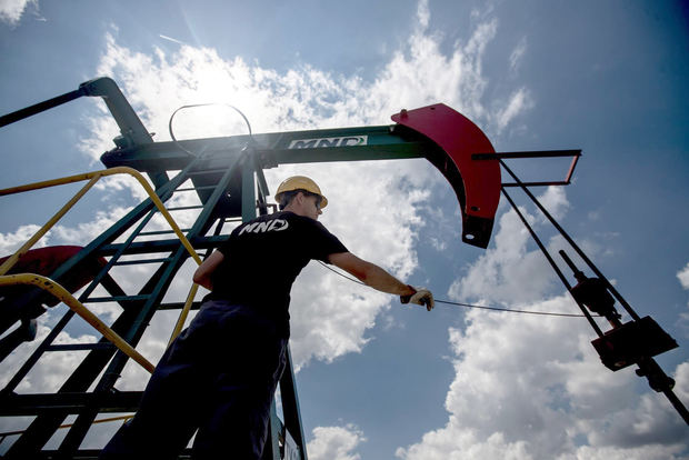 Imagen de archivo de un trabajador en una estación de bombeo de petróleo en la planta petrolera de la empresa checa MND en Uhrice, República Checa.