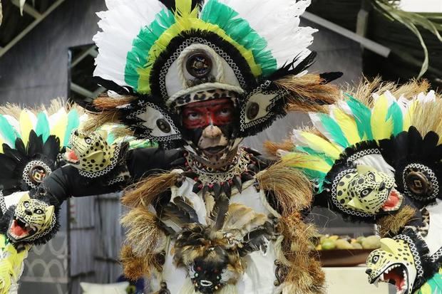 Un hombre vestido con un traje de chamán posa, este miércoles, durante la 39 feria de turismo ANATO 2020 que se realiza en Bogotá (Colombia). Perú es el país invitado.