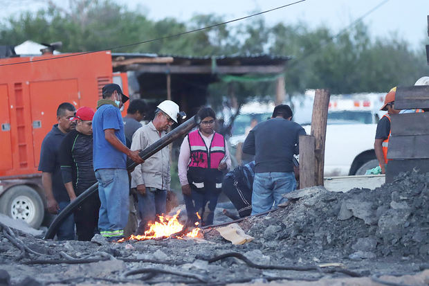 Rescatistas y compañeros de los mineros atrapados realizan labores de rescate tras el derrumbe de una mina de carbón en el municipio de Sabinas, estado de Coahuila, México.