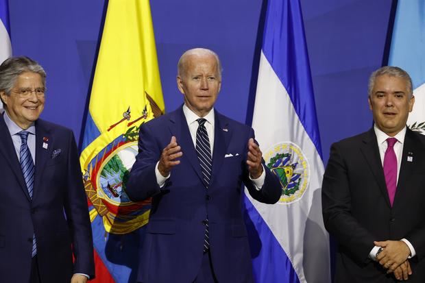 El presidente de Estados Unidos, Joe Biden (c), es visto con el presidente de Colombia, Iván Duque (d), y el presidente de Ecuador, Guillermo Lasso (i) durante la ceremonia de firma de la 'Declaración de Los Ángeles sobre migración y protección' hoy, durante la Cumbre de las Américas, en el Centro de Convenciones de Los Ángeles, California, EE.UU.