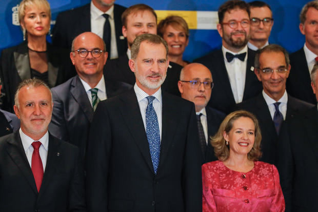 El rey Felipe VI junto al presidente del Gobierno de Canarias, Angel Víctor Torres (i), y la vicepresidenta del Gobierno español, Nadia Calviño (d), y otros asistentes a su llegada a la cena que ofreció este martes en Las Palmas de Gran Canaria.