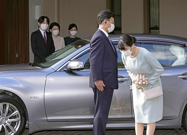 Mako de Japón rompe sus lazos con la familia imperial con una boda discreta