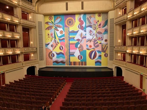 La obra Pink Sunshine, de la artista brasileña Beatriz Milhazes, decora esta temporada el telón cortafuegos de la Ópera de Viena.
