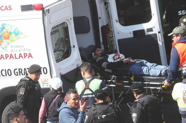 Miembros de los servicios de emergencia trasladan a un herido, tras un choque por alcance de vagones en un túnel de la Línea 3 del metro hoy, en la Ciudad de México, México.
