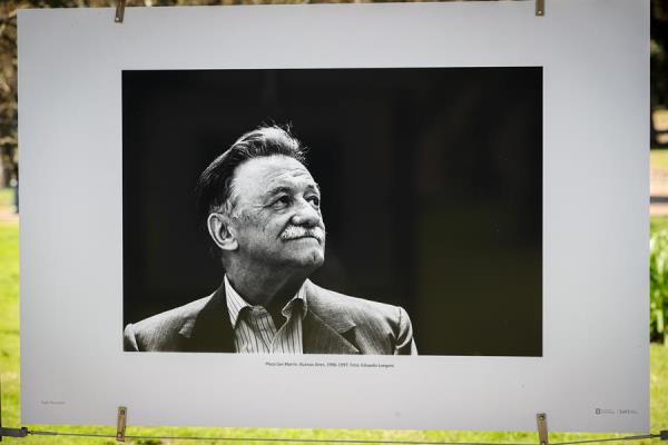 Fotografía de un retrato del escritor uruguayo Mario Benedetti hecho por el fotógrafo Eduardo Longoni en una muestra homenaje hoy, en Montevideo (Uruguay). 