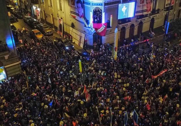 Seguidores del candidato izquierdista a la presidencia de Perú Pedro Castillo (no en la foto) se reúnen frente a la sede de su partido Perú Libre hoy, en Lima, Perú.