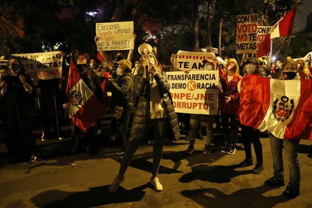 Seguidores de Keiko Fujimori protestan frente a la vivienda del jefe de la Oficina Nacional de Procesos Electorales, ONPE, Piero Corvetto, hoy, en Lima, Perú.