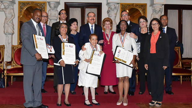Danilo Medina entrega Medalla a la Excelencia Magisterial a cuatro maestras y dos centros educativos