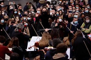 Cumbia colombiana y música clásica para defender la cultura en Francia