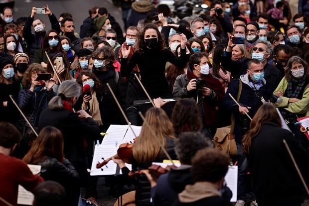 Cumbia colombiana y música clásica para defender la cultura en Francia.