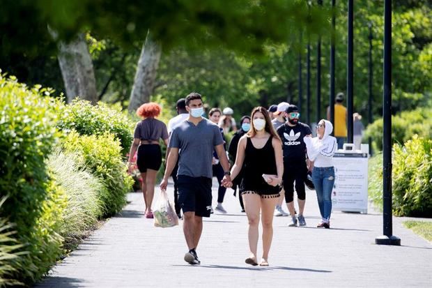 Miembros de la caminata pública en Georgetown Waterfront Park en Washington, DC, EE. UU.