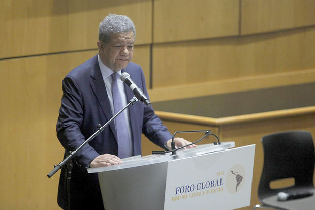 El expresidente de República Dominicana y actual presidente de la fundación global para la democracia y el desarrollo (FUNGLODE), Leonel Fernández, habla durante el Foro Global de Latinoamérica y el Caribe, hoy, en la Universidad de Fordham, en Nueva York (Estados Unidos).