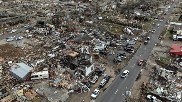 Cinco estados de Estados Unidos han sido atravesados por 'una de las peores series de tornados' de la historia del país, lamentó el presidente Joe Biden.