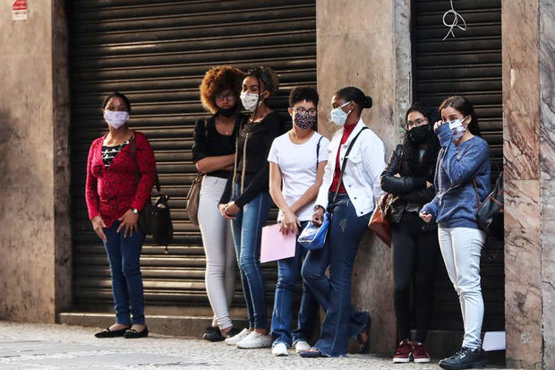 Varias personas hacen fila para aplicar a una opción de empleo, en Sao Paulo, Brasil.