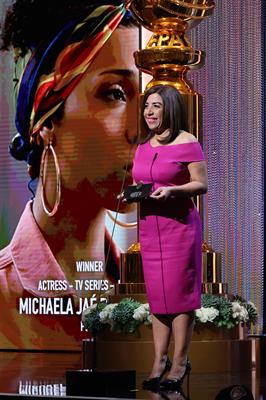 Fotografía cedida por Getty Images que muestra a Diana Luna, directora del Hola México Film Festival, anunciando el premio a la mejor actriz de una serie dramática durante la 79 edición de los Globos de Oro en The Beverly Hilton en Beverly Hills, California (EE.UU.), este 9 de enero de 2022. 