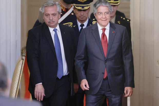 El presidente de Argentina, Alberto Fernández (i), camina junto a su homólogo de Ecuador, Guillermo Lasso (d), en una fotografía de archivo.
