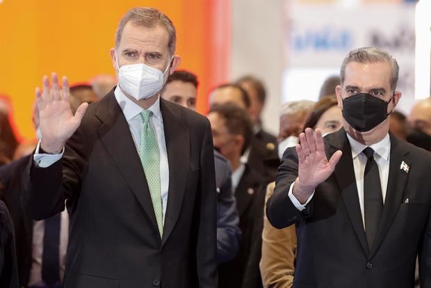 El rey Felipe VI y el presidente de la República Dominicana, Luis Abinader, saludan durante la inauguración de la 42 edición de la Feria Internacional del Turismo (Fitur), este miércoles en Madrid.