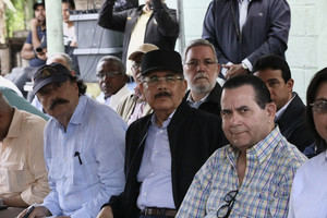 Ignacio Ramonet, intelectual español, acompaña al presidente Medina en visita a campesinos