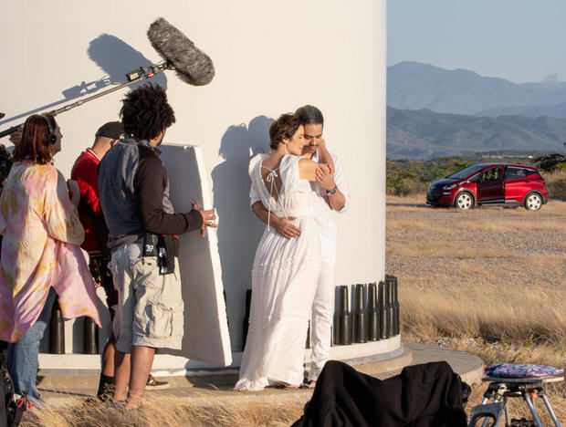 Fotografía cedida por la producción 'El viaje de Laura' donde aparecen actores durante el rodaje de 'El viaje de Laura'.