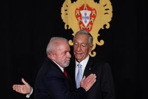 El presidente electo de Brasil, Luiz Inacio Lula da Silva (i), junto a su homólogo portugués, Marcelo Rebelo de Sousa (d), tras su reunión en el palacio de Belem, en Lisboa, Portugal.