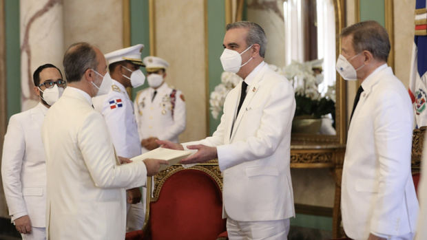 Presidente Luis Abinader recibe cartas credenciales de seis nuevos embajadores.