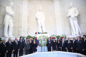 Tributo a Duarte, Sánchez y Mella: presidente Danilo Medina deposita ofrenda floral en Altar de la Patria
