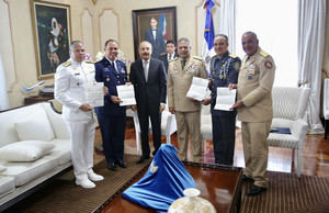 Altos mandos entregan al presidente Danilo Medina cartas de reconocimiento