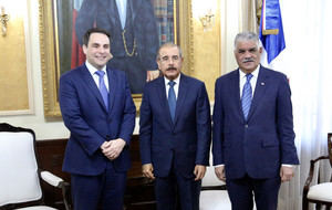 Presidente Danilo Medina recibe a embajador estadounidense ante la OEA