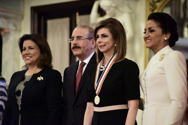 Patricia de Moya  condecorada por el presidente Danilo Medina.