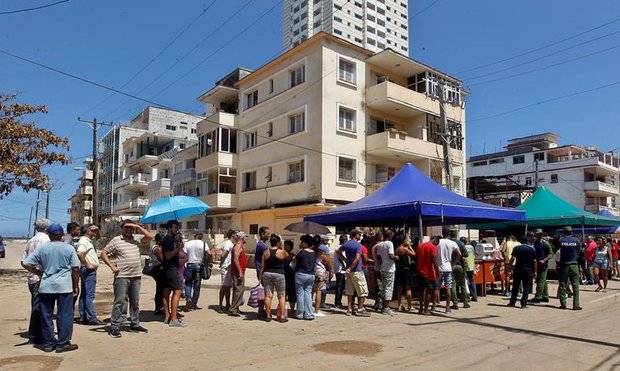 Personas esperan en la calle. 