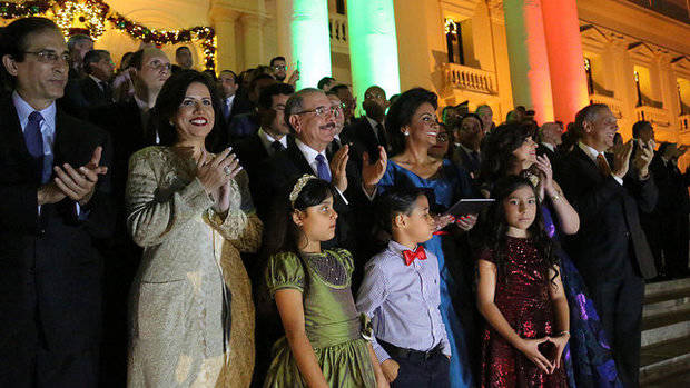 El presidente Medina estuvo acompañado de su esposa, la Primera Dama, Cándida Montilla de Medina y de la vicepresidenta de la República, así como funcionarios del Gobierno. 