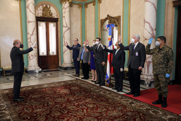 El presidente Danilo Medina al juramentar integrantes del Comité de Emergencia y Gestión Sanitaria para el Combate del Coronavirus.