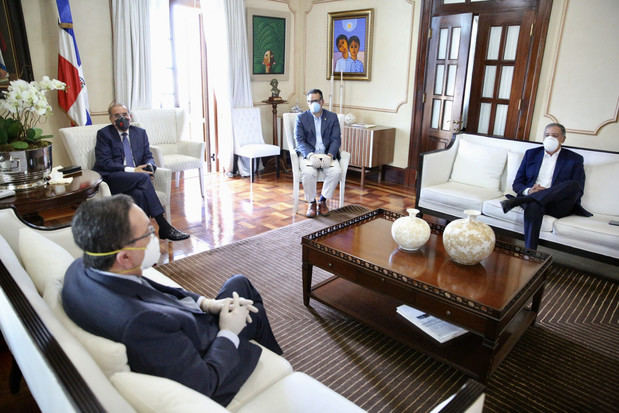 Presidente Danilo Medina se reunió con el Gobernador del Banco Central RD y el ministro de Hacienda.