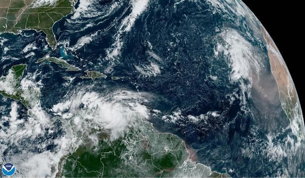 Imagen satelital cedida hoy jueves por la Oficina Nacional de Administración Oceánica y Atmosférica de Estados Unidos (NOAA) a través del Centro Nacional de Huracanes (NHC), en la que se muestra el estado del clima en el Atlántico.