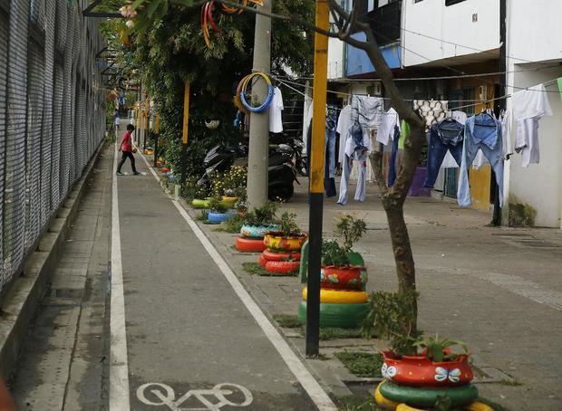 Registro general de la calle llamada 'Vía de la transformación' en el barrio Moravia, en Medellín, Colombia.