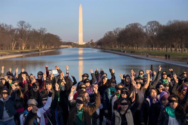 Un grupo de mujeres en su mayoría con los ojos vendados realiza la protesta viral 'Un violador en tu camino', también conocida como 'A Rapist in Your Path' en el Lincoln Memorial en el National Mall en Washington, DC.
