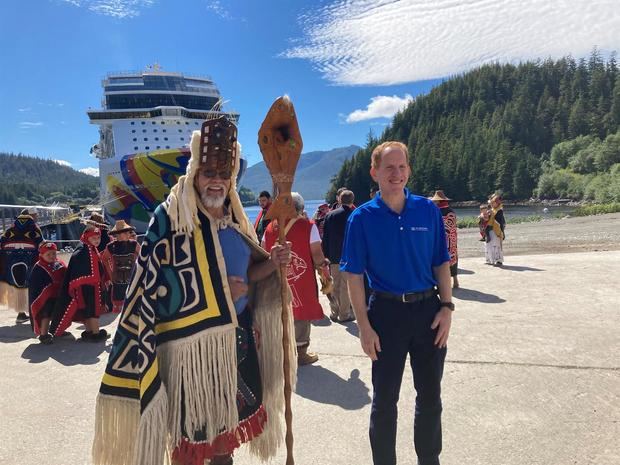 Harry Sommer (d), presidente de Norwegian Cruise Line (NCL, en inglés), posa con autoridades locales y líderes indígenas, en el nuevo muelle de la empresa este 12 de agosto de 2021, en Ketchikan, Alaska, EE.UU.
