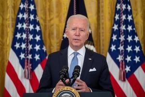 Biden exige vacunarse a los trabajadores del Gobierno ante el auge de casos