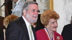 Roberto Rodriguez Marchena, Director de Prensa y comunicaciones de la Presidencia, junto a una de las galardonadas  
 