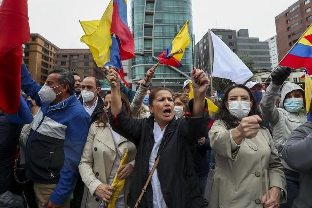 Ciudadanos se manifiestan para pedir paz hoy, en Quito, Ecuador.