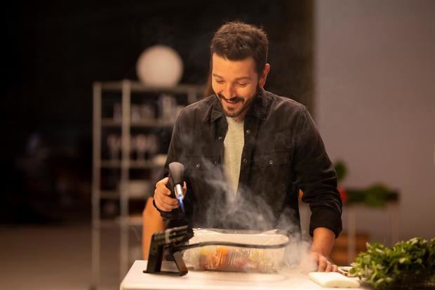 Fotograma cedido este miércoles por Amazon Prime Video que muestra al actor mexicano Diego Luna durante su nuevo programa 'Pan y Circo'. 