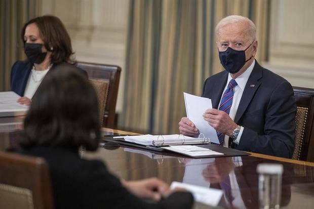 La vicepresidenta de EE.UU., Kamala Harris (i), participa en una reunión con el mandatario estadounidense, Joe Biden (d), este 24 de marzo de 2021, en la Casa Blanca, en Washington.