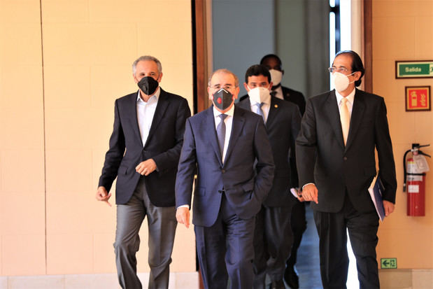 El presidente Danilo Medina recibió a representantes de la Conferencia del Episcopado Dominicano (CED), con quienes conversó sobre la situación actual del coronavirus (COVID-19).