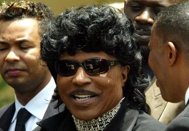 Fotografía tomada el 16 de junio de 2004 en la que se registró al cantante y músico estadounidense Richard Wayne Penniman, conocido como Little Richard, durante el funeral de Ray Charles, en Los Ángeles, California, EE.UU.