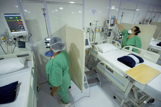 Enfermeras revisan una sala para pacientes con la covid-19 en un hospital en Brasilia, Brasil.