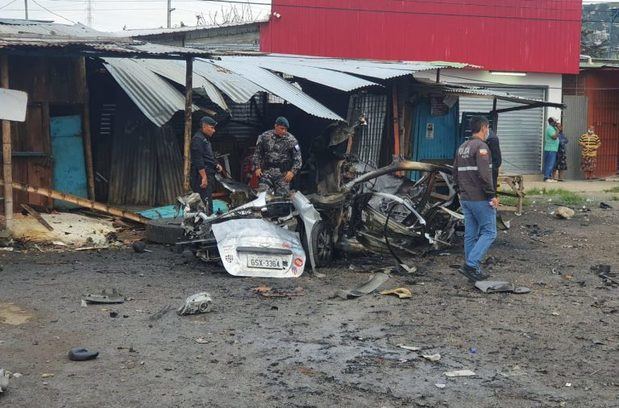 Vehículo abandonado explota frente a la cárcel de máxima seguridad de Ecuador.